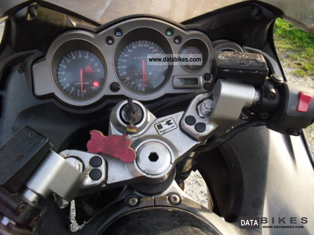 kawasaki__zzr_1200_black_1_hand_2003_7_lgw.jpg